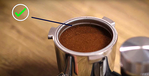 Bonne quantité café moulu porte filtre